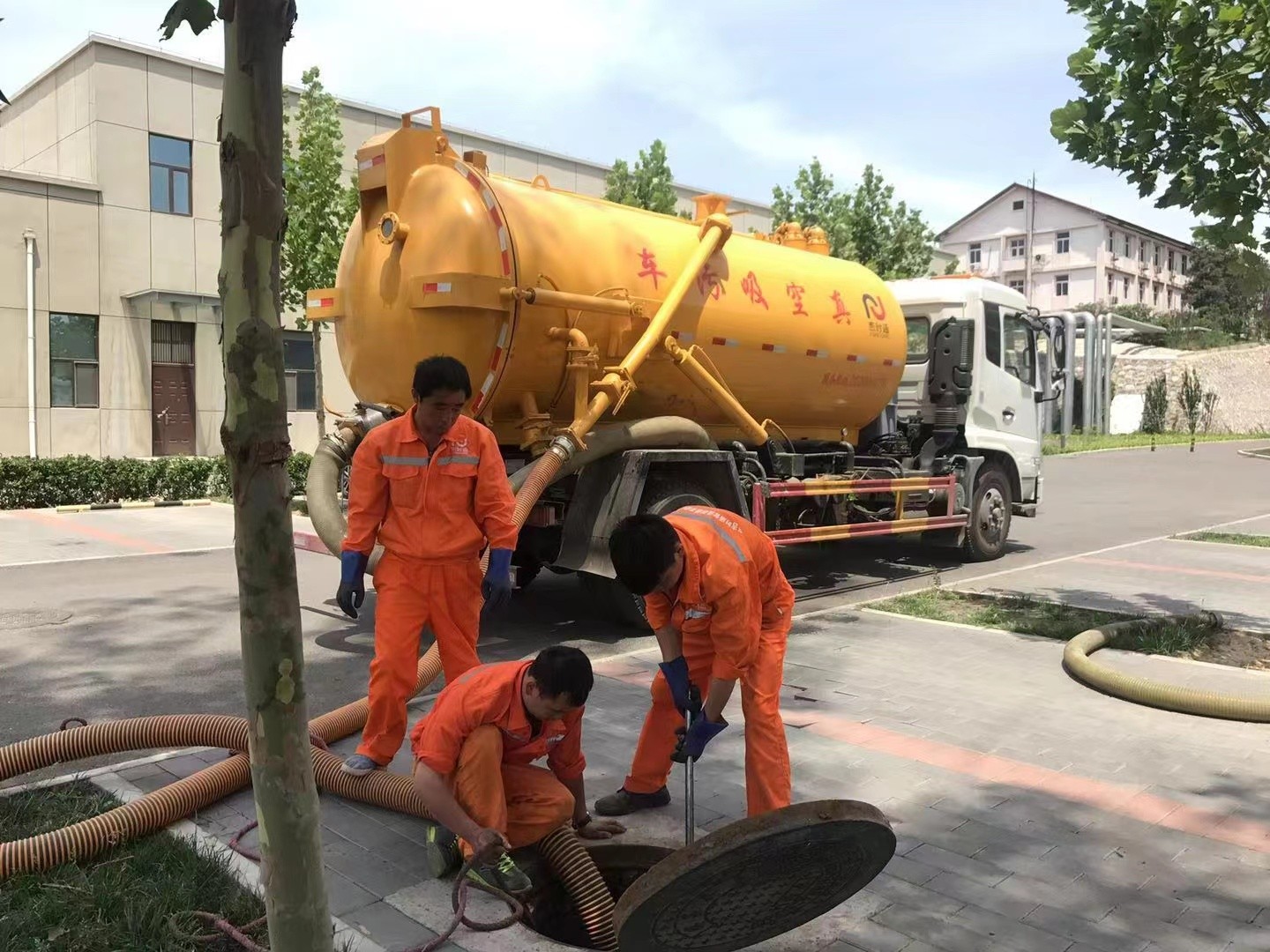 大城管道疏通车停在窨井附近