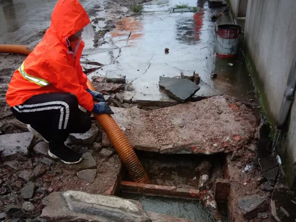 大城专业清理污水池 炜誉市政以规范流程守护城市 “肠道”