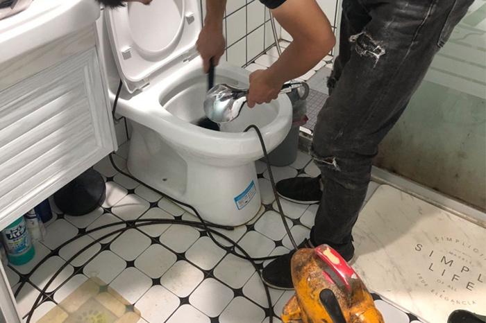 大城马桶堵塞自己疏通还是找师傅?专业上门服务让你省时更省心